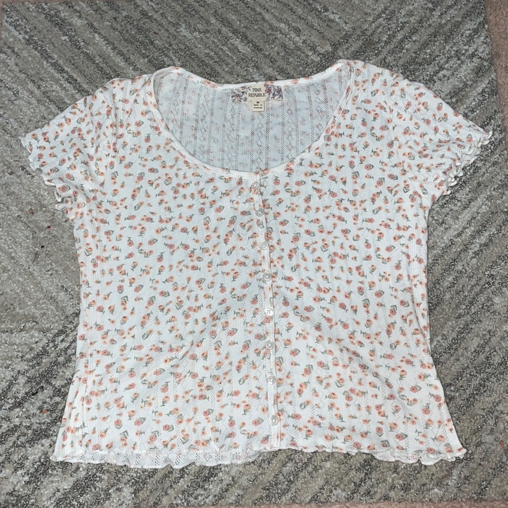 NBW sheer rose fitted top, with a low cut neck line. Size: Medium